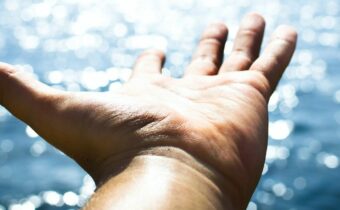Lucka 1 – En hel hand med luckor att må bra och växa av